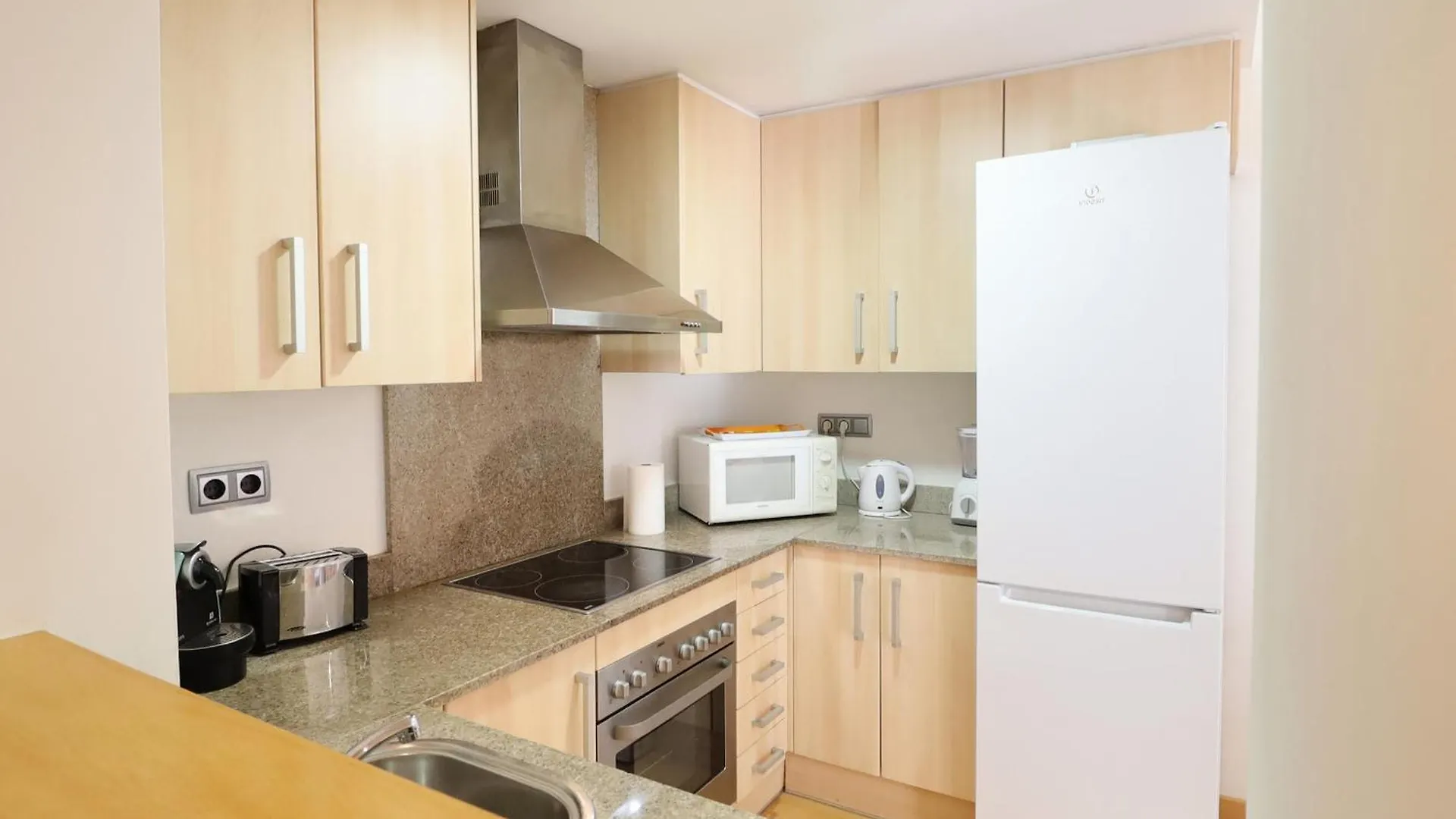 Alquiler Apartamento En Residencial Porto Marina,Roses, Para Los Amantes De La Bicicleta, El Running, Los Paseos, El Sol Y El Relax Junto A La Piscina, Un Entorno De Parques Naturales, Playas Y Ambiente Vacacional - Es-366-1